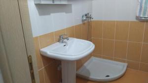 a bathroom with a sink and a toilet at Casa vacanza in Vlorë