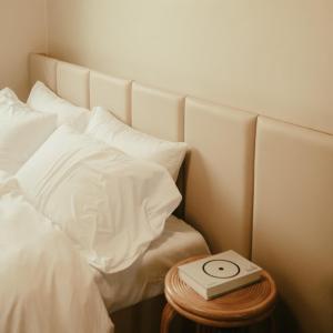 een wekker op een tafel naast een bed bij Filo La Union in San Juan