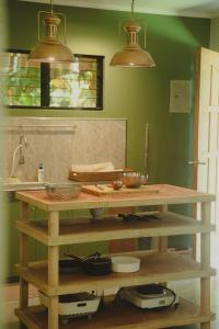 een keuken met een tafel met wat kommen erop bij Filo La Union in San Juan