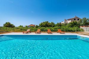 Hồ bơi trong/gần Family-friendly apartments with swimming pool Nin, Zadar - 18821