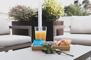 Ein Glas Orangensaft steht auf einem Tisch in der Unterkunft Lucana Rooftop in Matera + 22 Fotos