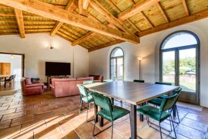 ein großes Esszimmer mit einem Tisch und Stühlen in der Unterkunft Gîte avec piscine de 25 m et spa in Saint-Mathieu-de-Tréviers + 27 Fotos