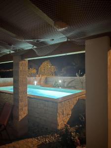 einen Pool in einem Gebäude mit Blick auf die Nacht in der Unterkunft Family friendly house with a swimming pool Savudrija, Umag - 22399 in Savudrija