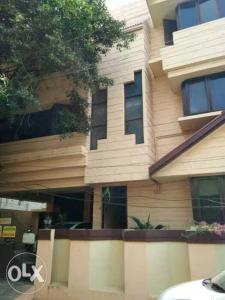 un bâtiment avec des fenêtres et une clôture devant dans l'établissement Msquare guest house, à Godāvari