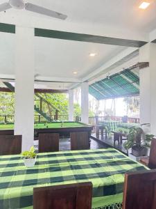 een eetkamer met een pooltafel en een biljart bij Surf Dine in Matara