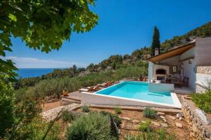 Bazén v ubytování Holiday house with a swimming pool Sveta Nedilja, Hvar - 22136 nebo v jeho okolí