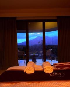 WayanadIdam home stay的山景卧室 - 带1张床