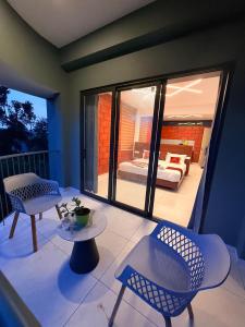 WayanadIdam home stay的客房设有带一张床和椅子的阳台。