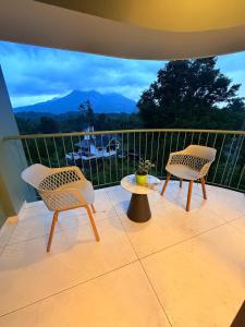 WayanadIdam home stay的美景阳台配有两把椅子和一张桌子