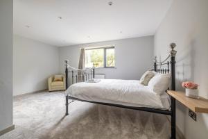 Postel nebo postele na pokoji v ubytování H3-Woodland Retreat-4BR-3B-Free Parking