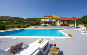 Πισίνα στο ή κοντά στο Holiday home Neda by Villas Guide