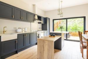 Kuchyň nebo kuchyňský kout v ubytování H3-Woodland Retreat-4BR-3B-Free Parking