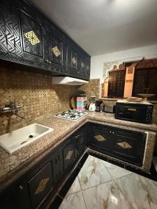 Kuchyň nebo kuchyňský kout v ubytování Riad Saadd