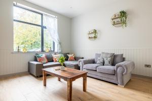 Posezení v ubytování H3-Woodland Retreat-4BR-3B-Free Parking