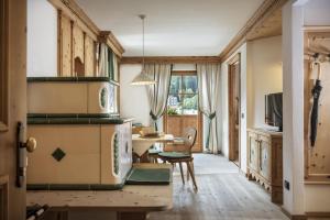 マドンナ・ディ・カンピリオにあるHotel Chalet Del Sognoのテーブルと椅子のあるキッチンとダイニングルーム
