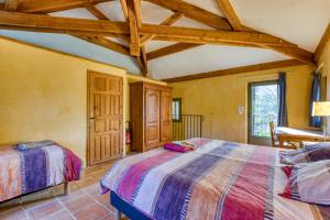 ein Schlafzimmer mit zwei Betten in einem Zimmer mit Holzdecken in der Unterkunft Gîte avec piscine de 25 m et spa in Saint-Mathieu-de-Tréviers