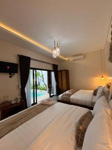a hotel room with two beds and a window at Djeladjah Villa in Ngingas