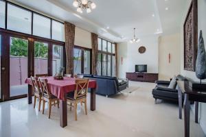 Posezení v ubytování Number Nine Pool Villa