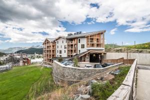 于埃Apartment Vira Alpe d'Huez - by EMERALD STAY的享有山丘上建筑的外部景色 更多35张照片