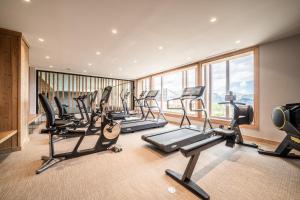 于埃Apartment Vira Alpe d'Huez - by EMERALD STAY的一个带跑步机和有氧器材的健身房,位于带窗户的房间内
