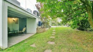 een veranda van een huis met een tafel en stoelen bij Gîte Renaud et Lauren - Terrace - Horbourg-Wihr in Horbourg
