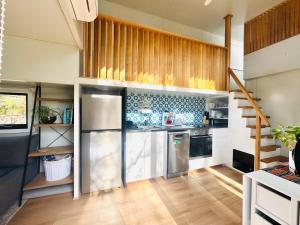 Nhà bếp/bếp nhỏ tại Tiny House Glenrowan - Kingfisher Eco Retreat