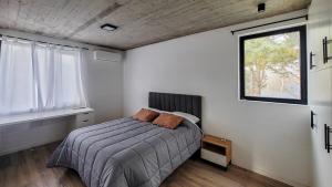 een slaapkamer met een bed en een raam bij Il Buco in Carilo