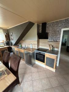 Kuchyň nebo kuchyňský kout v ubytování Stilvolle Wohnung im Zweifamilienhaus mit Feldrandlage und zentraler Lage