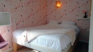 Ένα ή περισσότερα κρεβάτια σε δωμάτιο στο Delightful tropical retreat close to the sea