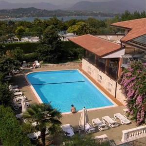 - une vue sur la piscine d'un complexe dans l'établissement Residence Miralago Rooms & Apartments, à Manerba del Garda