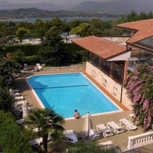una vista aérea de una piscina en un complejo en Residence Miralago Rooms & Apartments, en Manerba del Garda