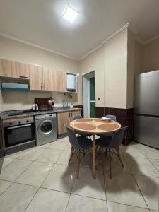 Η κουζίνα ή μικρή κουζίνα στο Charming apartment near airport