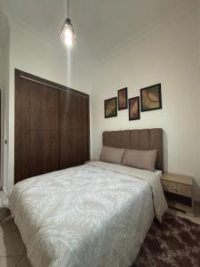 Ένα ή περισσότερα κρεβάτια σε δωμάτιο στο Charming apartment near airport +12 φωτογραφίες