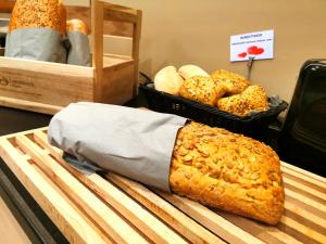 モーシェーンにあるMosjøen Hotelのまな板の上に置かれたパンとペストリー