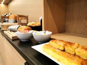 モーシェーンにあるMosjøen Hotelの食べ物の皿とボウルが置かれたテーブル