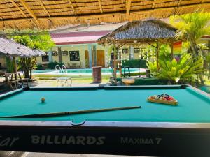 プエルト・プリンセサにあるLa Casa d Aitor Poolside Apartments with Wood Fired Pizza near city centerのプール前のビリヤード台