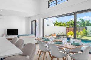 Bain BoeufVilla Rivalet - The perfect stay的餐厅里有一张桌子和几把椅子