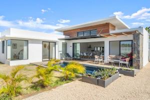 Bain BoeufVilla Rivalet - The perfect stay的一栋前面有游泳池的房子