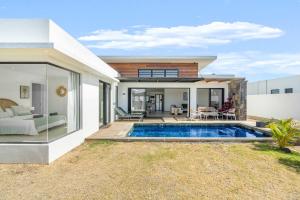 Bain BoeufVilla Rivalet - The perfect stay的后院有游泳池的房子