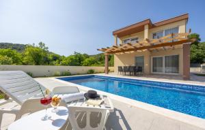 een villa met zwembad en huis bij Villa Ivan by Villas Guide in Primorski Dolac