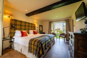 バーフォードにあるザ ベイ ツリー ホテルのベッドとテレビがあるホテルの部屋 +55枚の写真