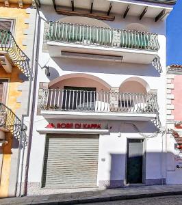 - un bâtiment avec un balcon et un panneau sur celui-ci dans l'établissement Teresa Home, à Santa Teresa Gallura