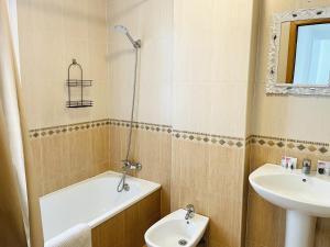 ein Badezimmer mit Waschbecken, Badewanne und Toilette in der Unterkunft Apartamento San Miguel by At Home Costa del Sol in Nerja + 26 Fotos