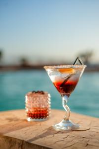 El KariaにあるKal Tenere Agafay Luxury Campのマティーニガラス