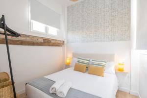 Ένα ή περισσότερα κρεβάτια σε δωμάτιο στο Apartamentos Luna Suites Palacio Dorita