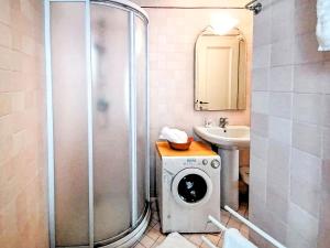 une salle de bains avec lave-linge et lavabo dans l'établissement Teresa Home, à Santa Teresa Gallura