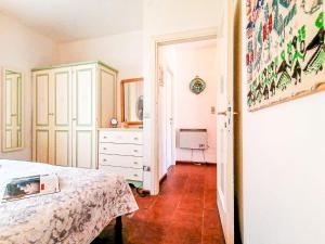 - une chambre avec un lit et une commode dans l'établissement Teresa Home, à Santa Teresa Gallura