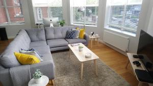 Χώρος καθιστικού στο Travaal.©om - 3 Bed Serviced Apartment Farnborough