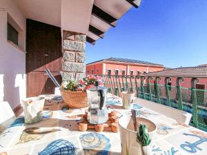 une table avec un vase dessus sur une terrasse dans l'établissement Teresa Home, à Santa Teresa Gallura
