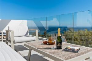 Nápoje v ubytování Luxury Penthouse with Big Terrace and Seaviews